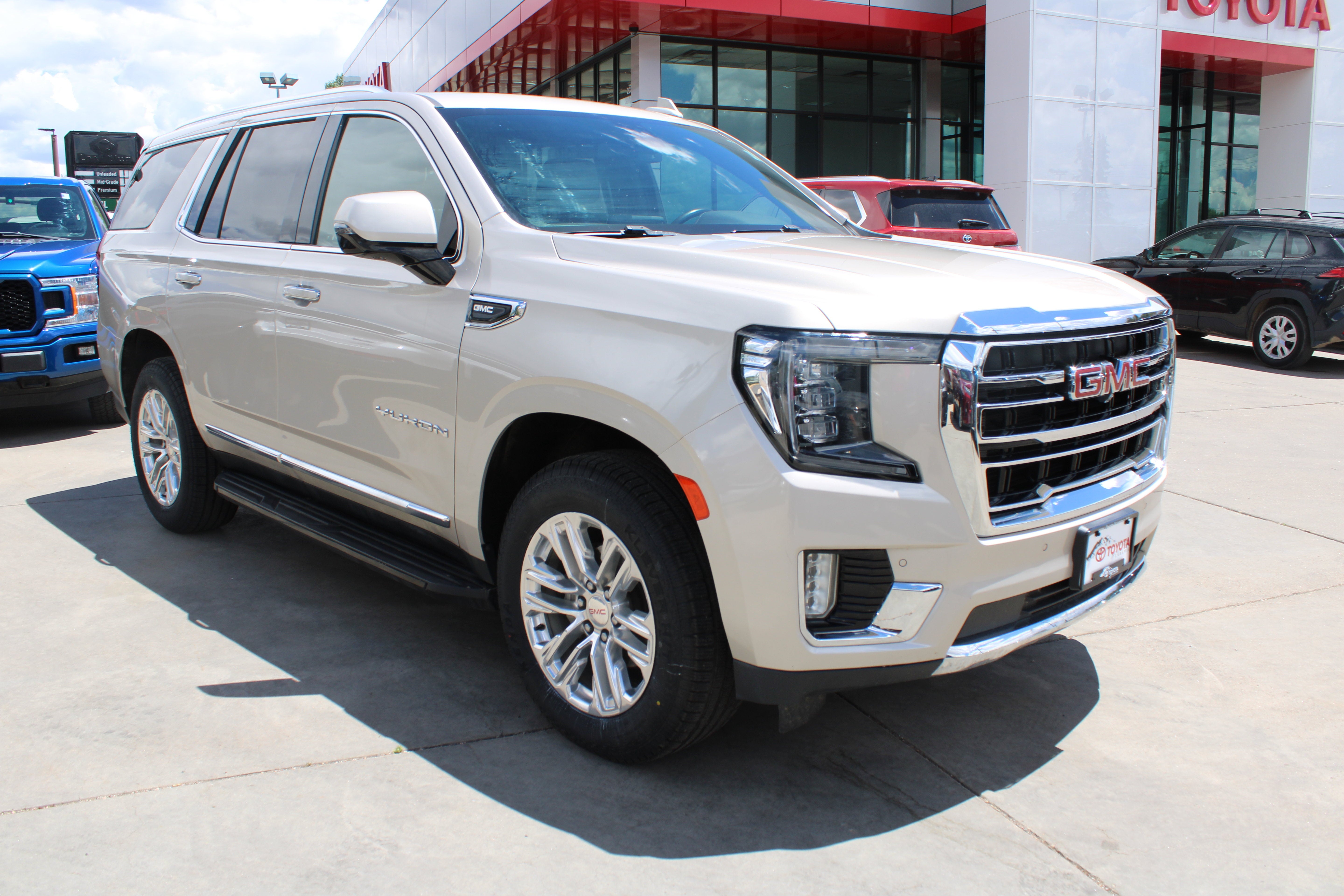 2021 GMC Yukon SLT in Pearl Beige Metallic — front three-quarter view