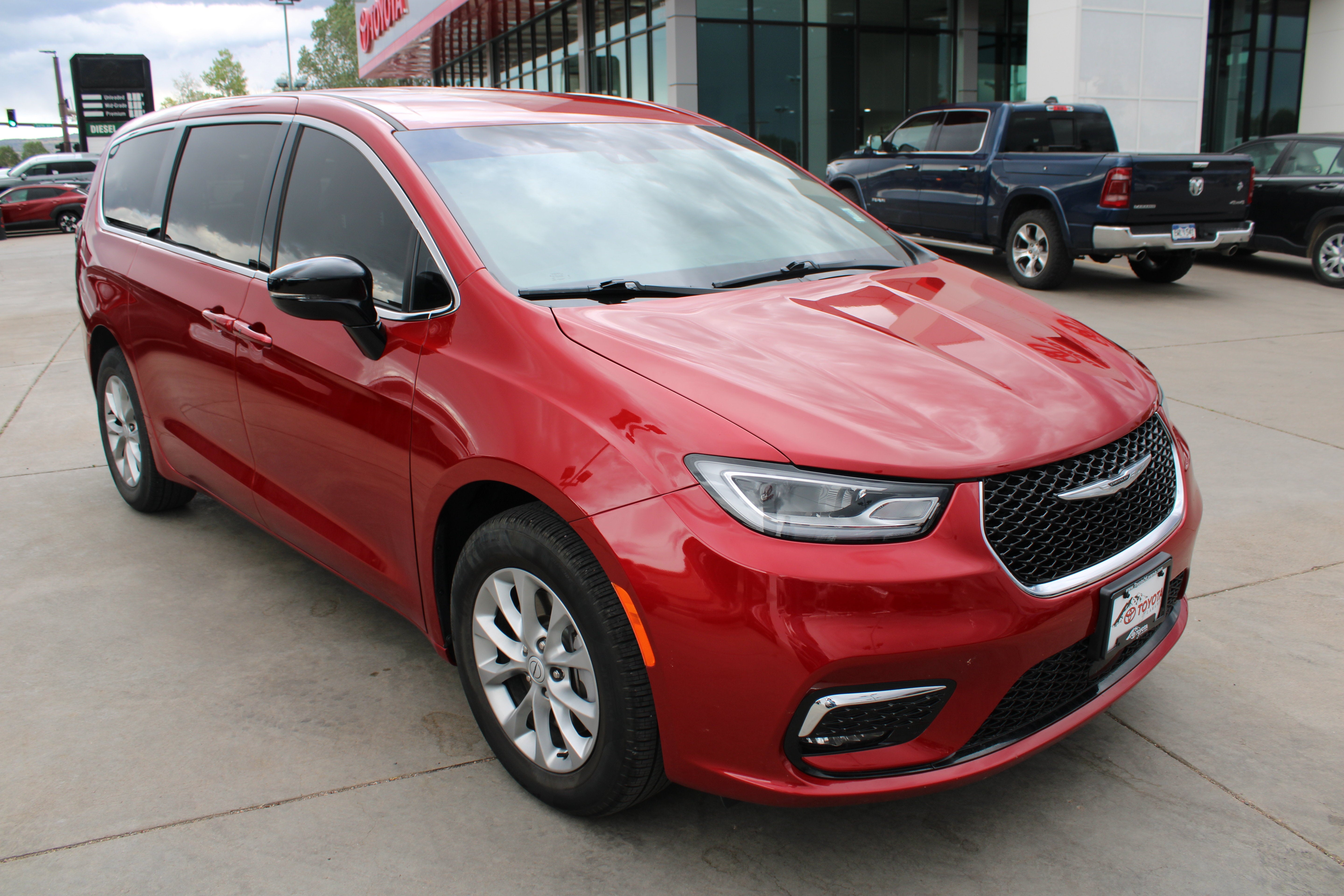 2025 Chrysler Pacifica Select in Red Hot Pearlcoat — front three-quarter view