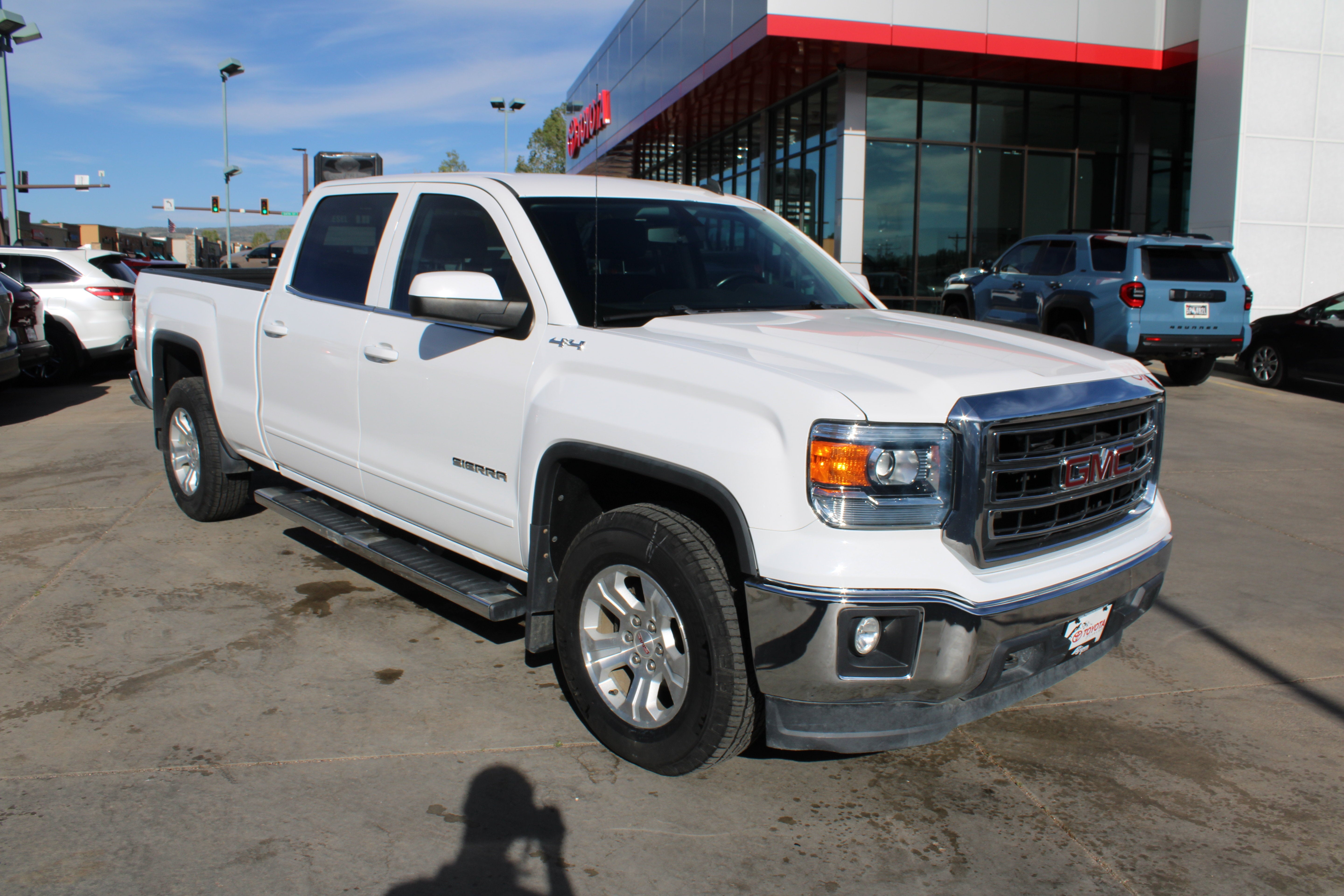 2014 GMC Sierra 1500 SLE in Summit White — front three-quarter view