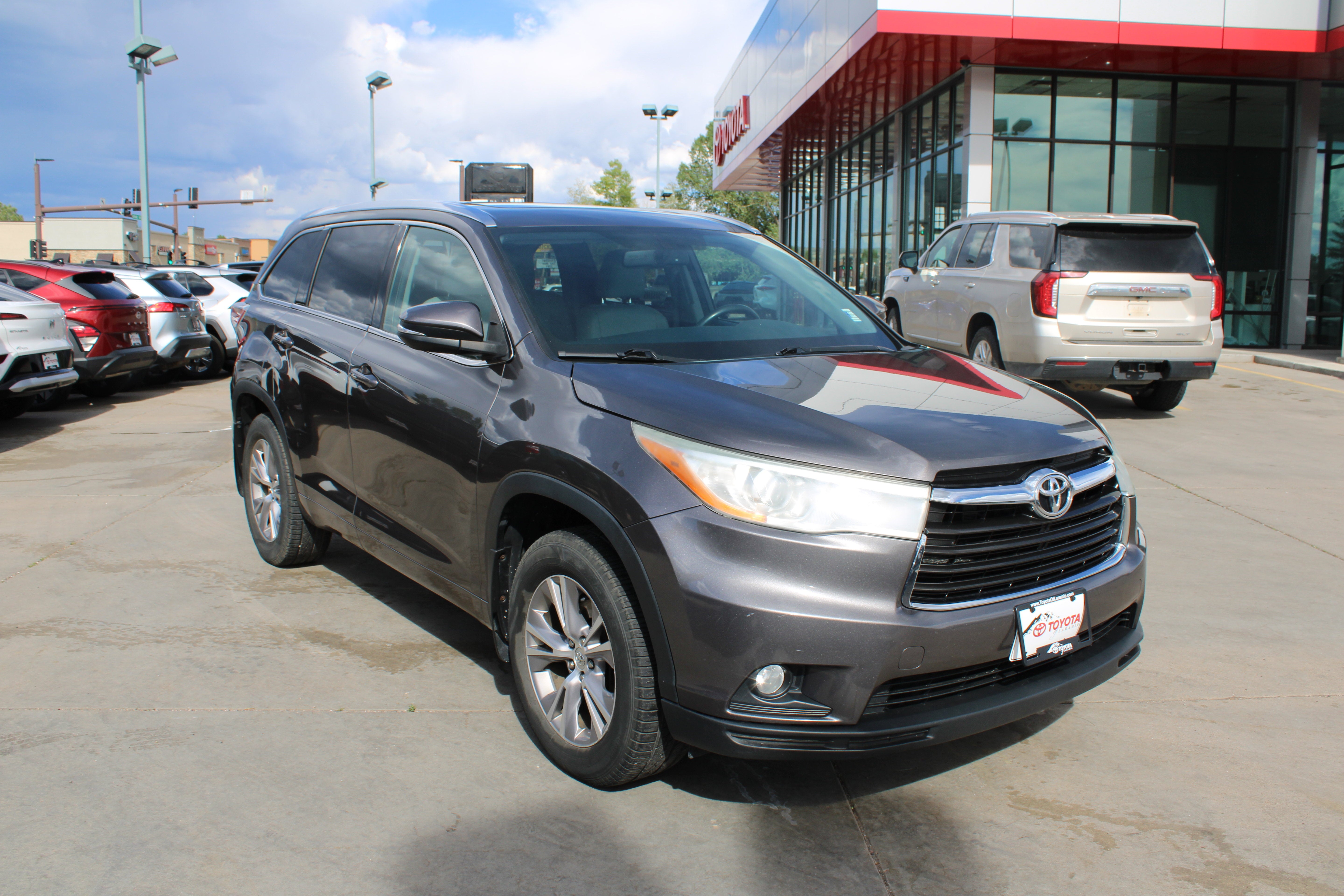 2014 Toyota Highlander XLE in Gray — front three-quarter view